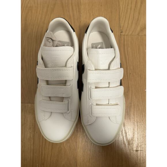 Veja Women Recife Logo Chromefree Leather Sneaker Extra White/Black Size US 6 - Picture 10 of 10